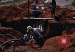 Standbild die Verlegung von Rohrleitungen Thailand, 1966, aus Sekunde 10 historischem Filmmaterial Videoclip 65675042838