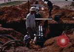 Standbild die Verlegung von Rohrleitungen Thailand, 1966, aus Sekunde 13 historischem Filmmaterial Videoclip 65675042838