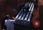 Standbild die Verlegung von Rohrleitungen Thailand, 1966, aus Sekunde 14 historischem Filmmaterial Videoclip 65675042838