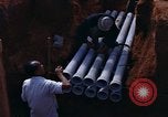 Standbild die Verlegung von Rohrleitungen Thailand, 1966, aus Sekunde 16 historischem Filmmaterial Videoclip 65675042838