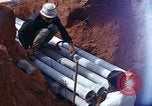 Standbild die Verlegung von Rohrleitungen Thailand, 1966, aus Sekunde 20 historischem Filmmaterial Videoclip 65675042838