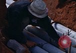 Standbild die Verlegung von Rohrleitungen Thailand, 1966, aus Sekunde 30 historischem Filmmaterial Videoclip 65675042838