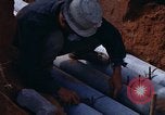 Standbild die Verlegung von Rohrleitungen Thailand, 1966, aus Sekunde 32 historischem Filmmaterial Videoclip 65675042838