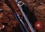 Standbild die Verlegung von Rohrleitungen Thailand, 1966, aus Sekunde 35 historischem Filmmaterial Videoclip 65675042838