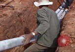 Standbild die Verlegung von Rohrleitungen Thailand, 1966, aus Sekunde 44 historischem Filmmaterial Videoclip 65675042838