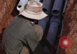 Standbild die Verlegung von Rohrleitungen Thailand, 1966, aus Sekunde 51 historischem Filmmaterial Videoclip 65675042838