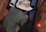 Standbild die Verlegung von Rohrleitungen Thailand, 1966, aus Sekunde 52 historischem Filmmaterial Videoclip 65675042838