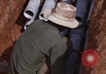 Standbild die Verlegung von Rohrleitungen Thailand, 1966, aus Sekunde 53 historischem Filmmaterial Videoclip 65675042838