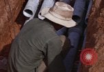 Standbild die Verlegung von Rohrleitungen Thailand, 1966, aus Sekunde 54 historischem Filmmaterial Videoclip 65675042838