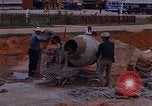 Image le mélange de béton en Thaïlande, 1966, de la seconde 20 séquences d'archives historiques vidéo 65675042839