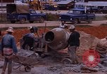Image le mélange de béton en Thaïlande, 1966, de la seconde 36 séquences d'archives historiques vidéo 65675042839