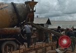 Image le mélange de béton en Thaïlande, 1966, de la seconde 12 séquences d'archives historiques vidéo 65675042840