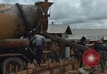 Image le mélange de béton en Thaïlande, 1966, de la seconde 15 séquences d'archives historiques vidéo 65675042840