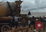 Image le mélange de béton en Thaïlande, 1966, de la seconde 16 séquences d'archives historiques vidéo 65675042840