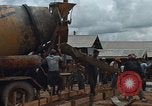 Image le mélange de béton en Thaïlande, 1966, de la seconde 18 séquences d'archives historiques vidéo 65675042840