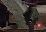 Image le mélange de béton en Thaïlande, 1966, de la seconde 42 séquences d'archives historiques vidéo 65675042840