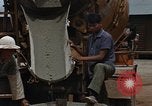Image le mélange de béton en Thaïlande, 1966, de la seconde 60 séquences d'archives historiques vidéo 65675042840