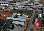 Image véhicules à base aérienne de en Thaïlande, 1967, de la seconde 56 séquences d'archives historiques vidéo 65675042844