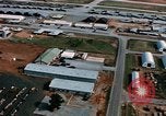 Image véhicules à base aérienne de en Thaïlande, 1967, de la seconde 58 séquences d'archives historiques vidéo 65675042844