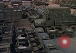 Standbild Vereinigten Staaten militärische Fahrzeuge Thailand, 1965, aus Sekunde 25 historischem Filmmaterial Videoclip 65675042861