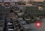 Standbild Vereinigten Staaten militärische Fahrzeuge Thailand, 1965, aus Sekunde 27 historischem Filmmaterial Videoclip 65675042861