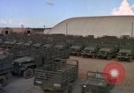 Standbild Vereinigten Staaten militärische Fahrzeuge Thailand, 1965, aus Sekunde 51 historischem Filmmaterial Videoclip 65675042861