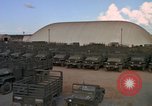 Standbild Vereinigten Staaten militärische Fahrzeuge Thailand, 1965, aus Sekunde 56 historischem Filmmaterial Videoclip 65675042861
