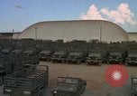 Standbild Vereinigten Staaten militärische Fahrzeuge Thailand, 1965, aus Sekunde 58 historischem Filmmaterial Videoclip 65675042861
