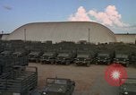 Standbild Vereinigten Staaten militärische Fahrzeuge Thailand, 1965, aus Sekunde 61 historischem Filmmaterial Videoclip 65675042861