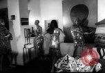 Standbild metallic Kleider Paris Frankreich, 1966, aus Sekunde 6 historischem Filmmaterial Videoclip 65675042880