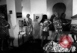 Standbild metallic Kleider Paris Frankreich, 1966, aus Sekunde 7 historischem Filmmaterial Videoclip 65675042880