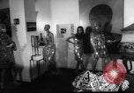 Standbild metallic Kleider Paris Frankreich, 1966, aus Sekunde 9 historischem Filmmaterial Videoclip 65675042880