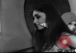 Standbild metallic Kleider Paris Frankreich, 1966, aus Sekunde 13 historischem Filmmaterial Videoclip 65675042880