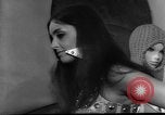 Standbild metallic Kleider Paris Frankreich, 1966, aus Sekunde 14 historischem Filmmaterial Videoclip 65675042880