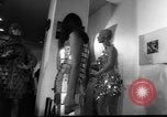 Standbild metallic Kleider Paris Frankreich, 1966, aus Sekunde 16 historischem Filmmaterial Videoclip 65675042880