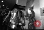 Standbild metallic Kleider Paris Frankreich, 1966, aus Sekunde 17 historischem Filmmaterial Videoclip 65675042880