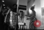 Standbild metallic Kleider Paris Frankreich, 1966, aus Sekunde 18 historischem Filmmaterial Videoclip 65675042880