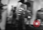 Standbild metallic Kleider Paris Frankreich, 1966, aus Sekunde 21 historischem Filmmaterial Videoclip 65675042880