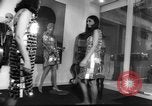 Standbild metallic Kleider Paris Frankreich, 1966, aus Sekunde 22 historischem Filmmaterial Videoclip 65675042880
