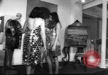 Standbild metallic Kleider Paris Frankreich, 1966, aus Sekunde 23 historischem Filmmaterial Videoclip 65675042880