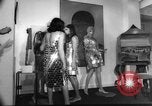 Standbild metallic Kleider Paris Frankreich, 1966, aus Sekunde 25 historischem Filmmaterial Videoclip 65675042880