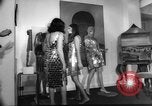 Standbild metallic Kleider Paris Frankreich, 1966, aus Sekunde 26 historischem Filmmaterial Videoclip 65675042880