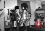 Standbild metallic Kleider Paris Frankreich, 1966, aus Sekunde 27 historischem Filmmaterial Videoclip 65675042880