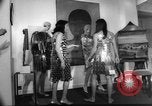 Standbild metallic Kleider Paris Frankreich, 1966, aus Sekunde 28 historischem Filmmaterial Videoclip 65675042880