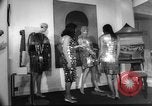 Standbild metallic Kleider Paris Frankreich, 1966, aus Sekunde 29 historischem Filmmaterial Videoclip 65675042880
