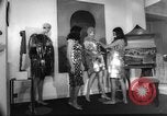 Standbild metallic Kleider Paris Frankreich, 1966, aus Sekunde 30 historischem Filmmaterial Videoclip 65675042880