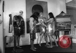 Standbild metallic Kleider Paris Frankreich, 1966, aus Sekunde 31 historischem Filmmaterial Videoclip 65675042880