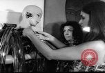 Standbild metallic Kleider Paris Frankreich, 1966, aus Sekunde 49 historischem Filmmaterial Videoclip 65675042880