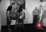 Standbild metallic Kleider Paris Frankreich, 1966, aus Sekunde 59 historischem Filmmaterial Videoclip 65675042880