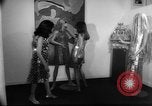 Standbild metallic Kleider Paris Frankreich, 1966, aus Sekunde 60 historischem Filmmaterial Videoclip 65675042880